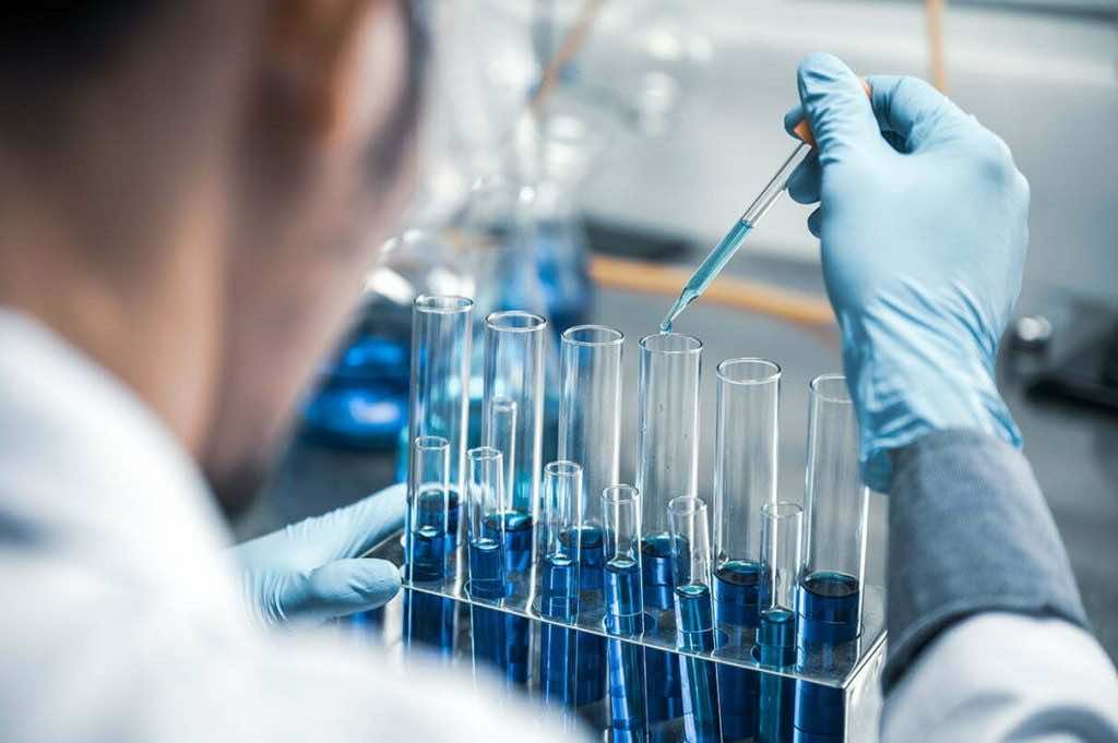Pharmedio laboratorium pipeta probówka szczepionka analiza