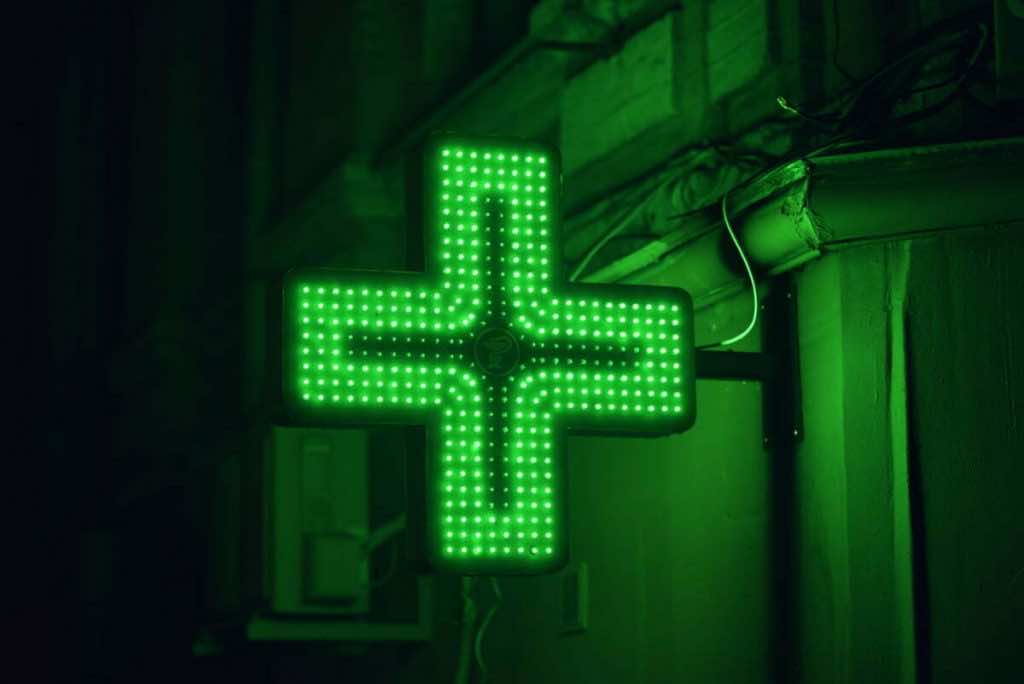 Pharmedio Krzyż apteczny zielony reklama dyżur noc