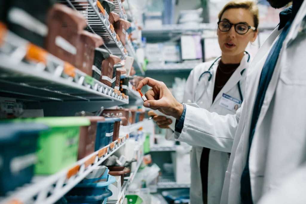 Pharmedio apteka szpital kliniczna półki leki ampółka ambulatorium
