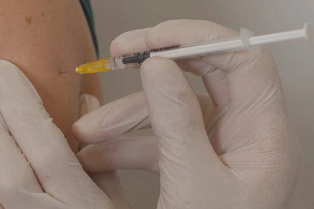 Pharmedio szczepienie strzykawka igła ramie