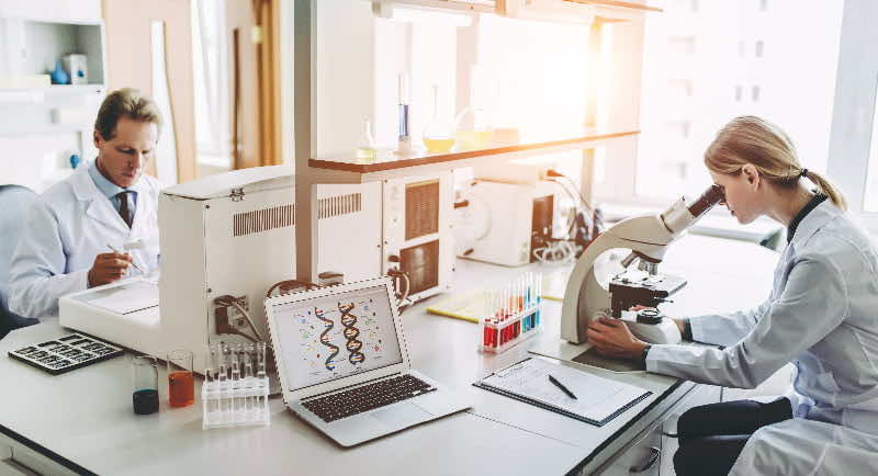 Pharmedio laboratorium farmaceuta mikroskop badania studia zajęcia