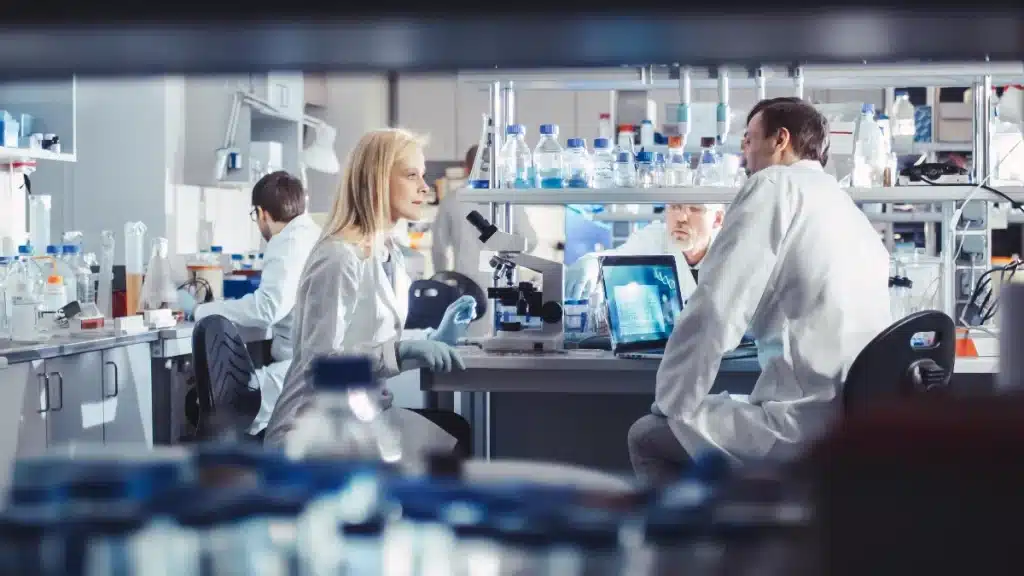 Pharmedio badania kliniczne laboratorium naukowcy mikroskop eksperyment