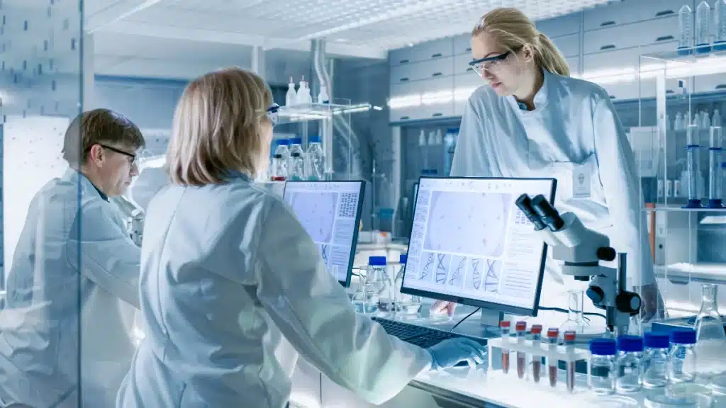 Pharmedio badania kliniczne laboratorium naukowcy symulacja komputerowa modelowanie