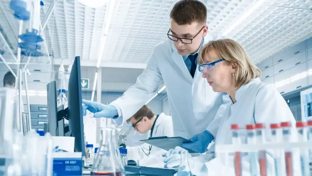 Pharmedio badania kliniczne naukowcy laboratorium produkcja