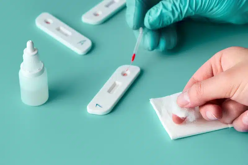 Szybkie badania diagnostyczne analityczne testy kasetkowe płytkowe antygenowe